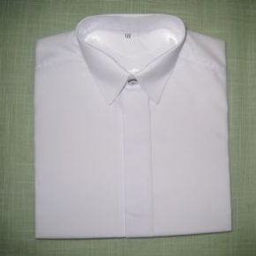 Balts zēnu krekls